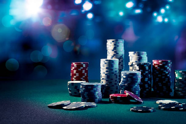 AduQ poker table interface on spin 777 showing cards, pot, and player positions